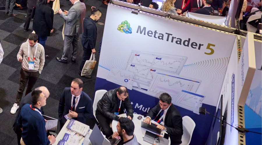 业绩会实录 | 亚信科技(01675)：聚焦工具迭代、行业专长与交付团队，提升大模型交付能力，长期毛利率有望超50%